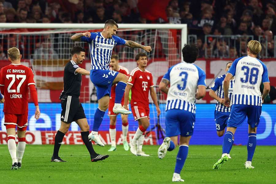 Gol Żukowskiego na otarcie łez dla Magdeburga, Bayern pewnym krokiem w 1/8 finału
