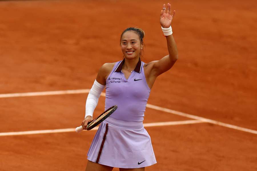 Qinwen Zheng celebra tras ganar su partido de segunda ronda contra Emiliana Arango.