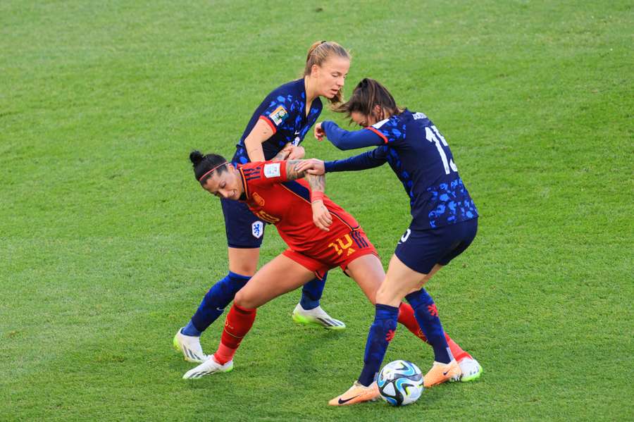 Netherlands' Caitlin Dijkstra and Spain's Jennifer Hermoso battle for the ball