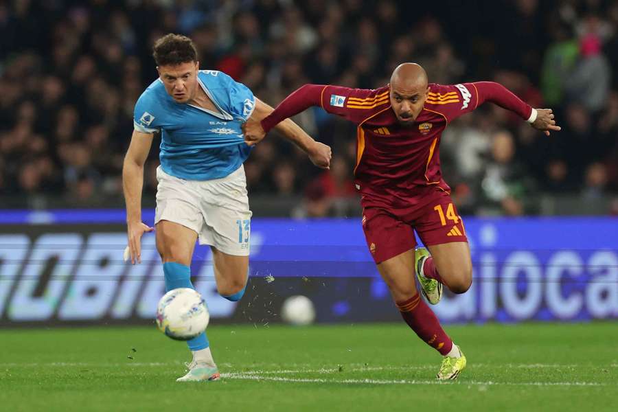 Donyell Malen à la lutte avec Amir Rrahmani Donyell Malen à la lutte avec Amir Rrahmani