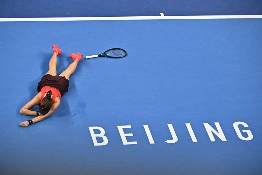 Anisimova collapses after her win in Beijing