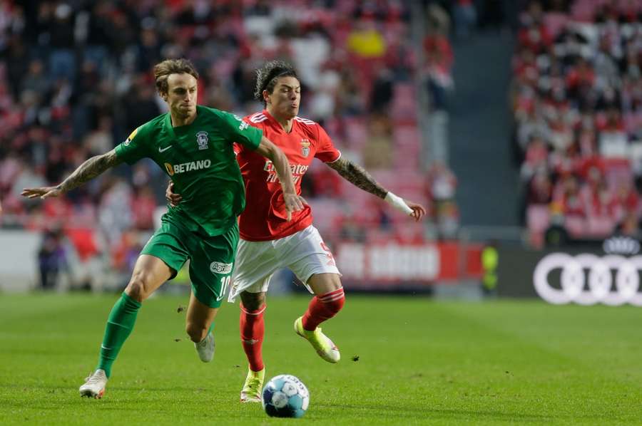 Beltrame (L) in action for Maritimo playing against Benfica in 2021