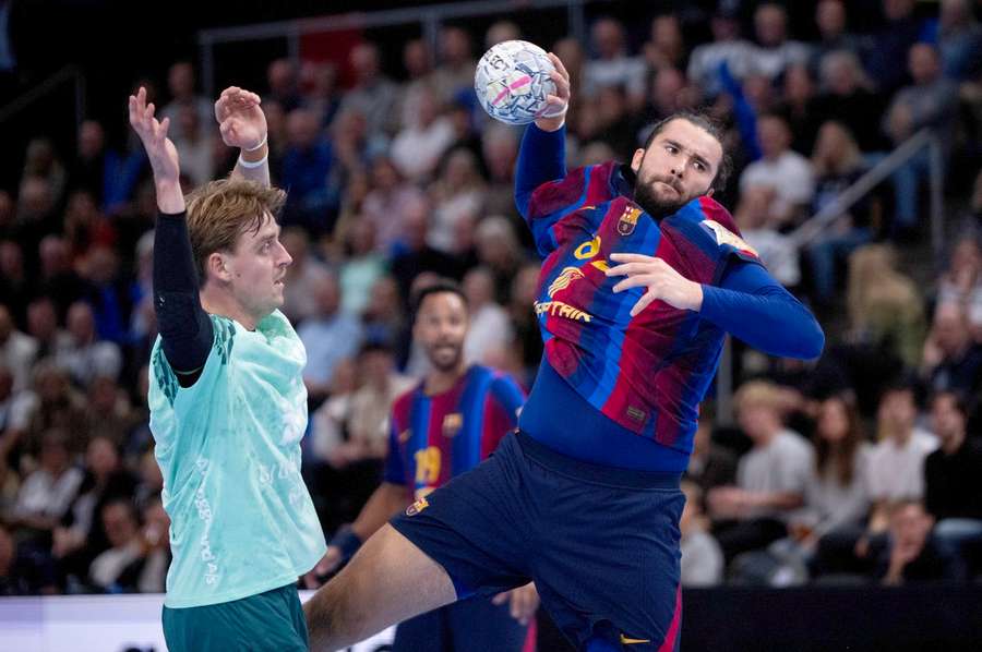 Defending champions Barcelona turn on the style in HB Koge humiliation Defending champions Barcelona turn on the style in HB Koge humiliation