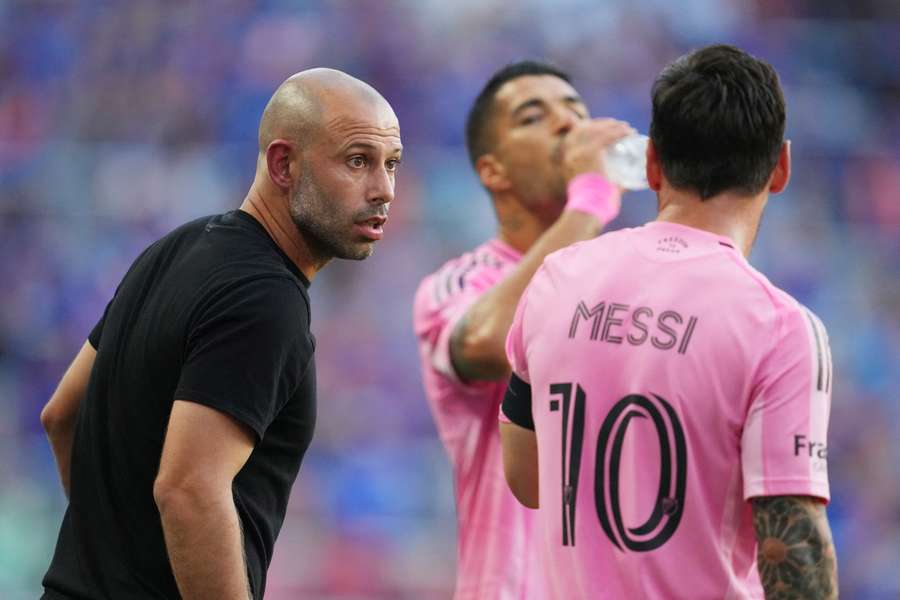 Mascherano conversa con Messi en presencia de Luis Suárez