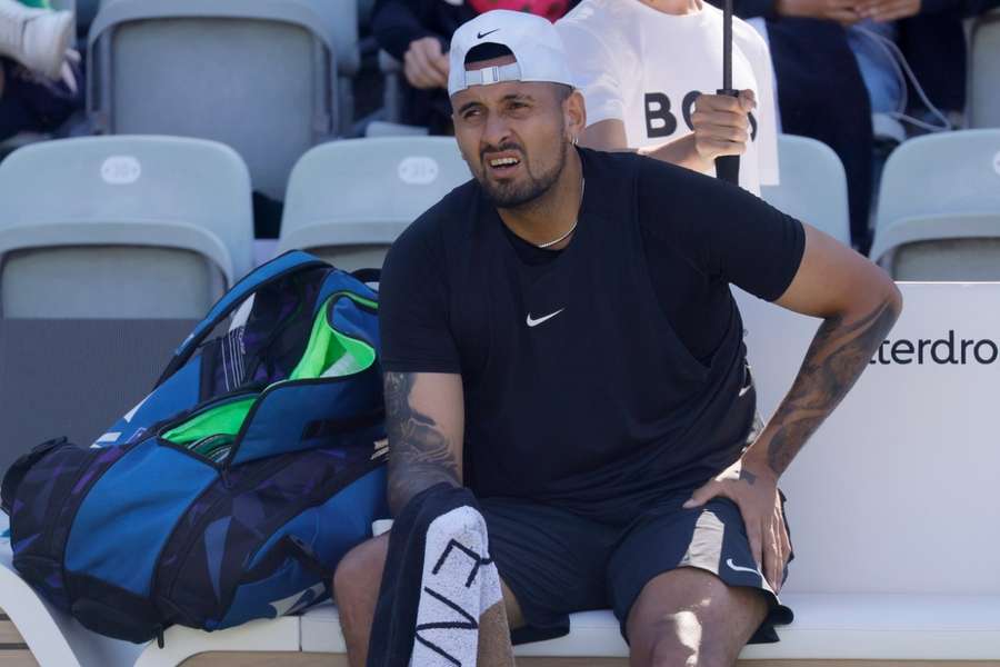 Kyrgios tijdens de wedstrijd in Stuttgart met een handdoek die voor minder dan een derde wit is