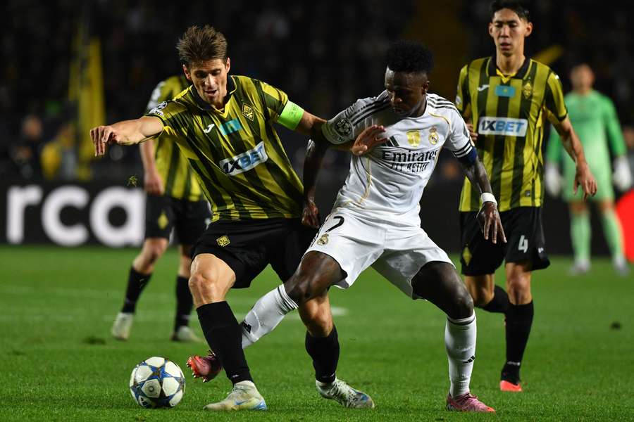 Aleksandr Martynovich, capitano del Kairat, contende il pallone a Vinicius