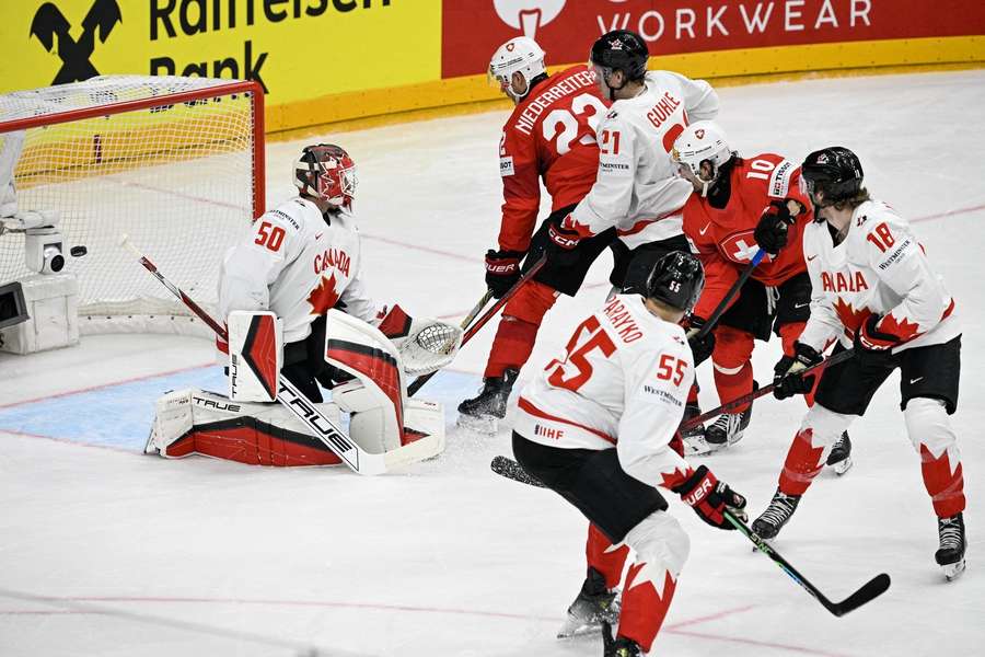 Švýcaři na brankovišti ve dvou proti jednomu, gól v kanadské brance přišel po střele od modré.