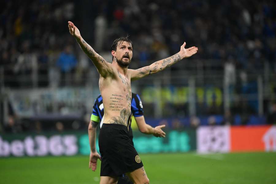Acerbi alza il volume a San Siro dopo il gol del 3-3 col Barcellona