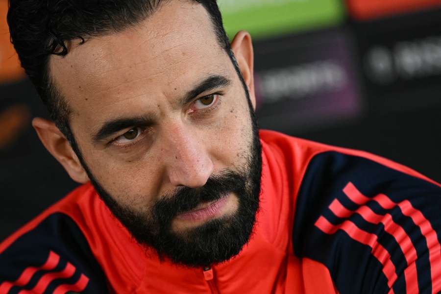 Antrenorul portughez al lui Manchester United, Ruben Amorim, reacționează în timp ce vorbește în timpul unei conferințe de presă