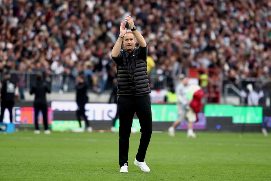 Kasper Hjulmand applaudiert den mitgereisten Leverkusener Fans nach dem Sieg auf St. Pauli.