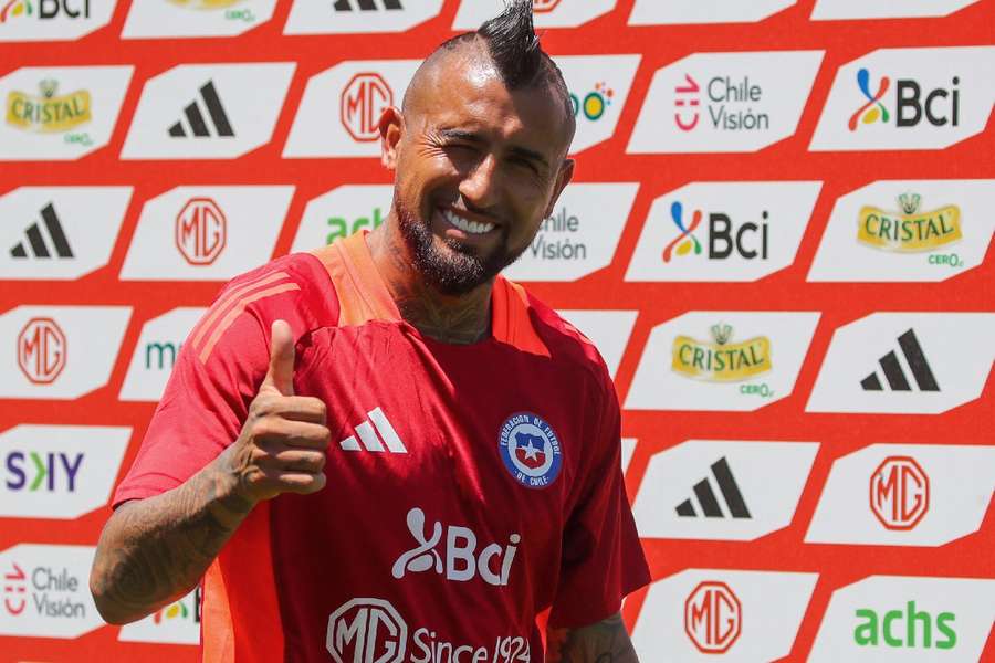 Arturo Vidal é só alegria em seu retorno aguardado à seleção chilena