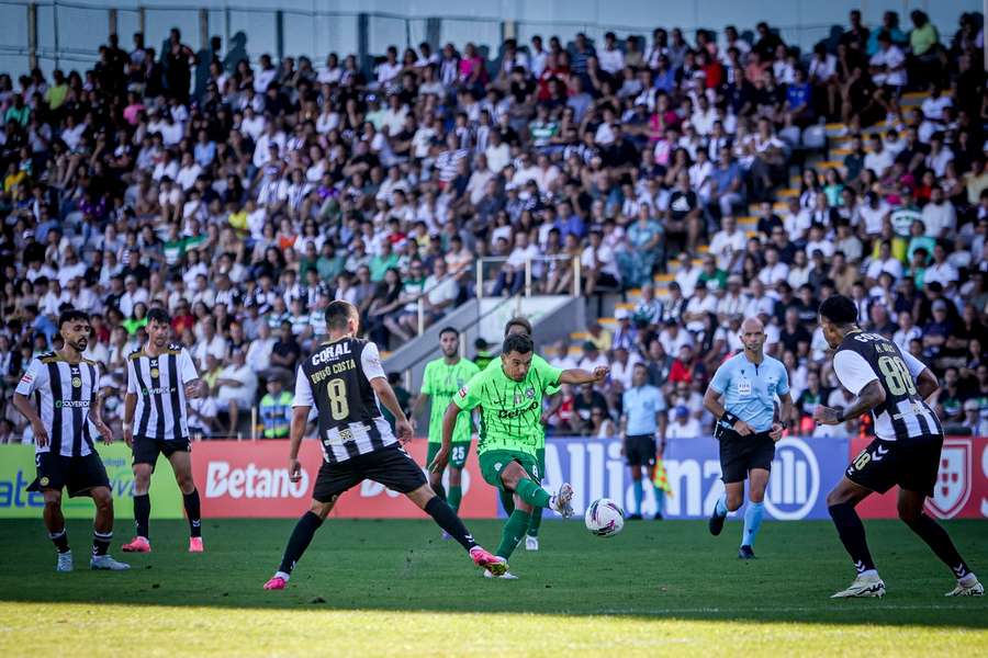 Bruno Costa perante Pedro Gonçalves no Nacional-Sporting