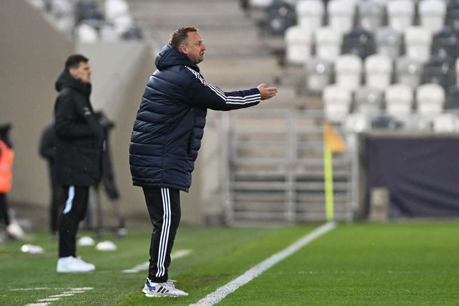 Košický kouč Peter Černák sledoval vysokú výhru svojich zverencov. Košický kouč Peter Černák sledoval vysokú výhru svojich zverencov.