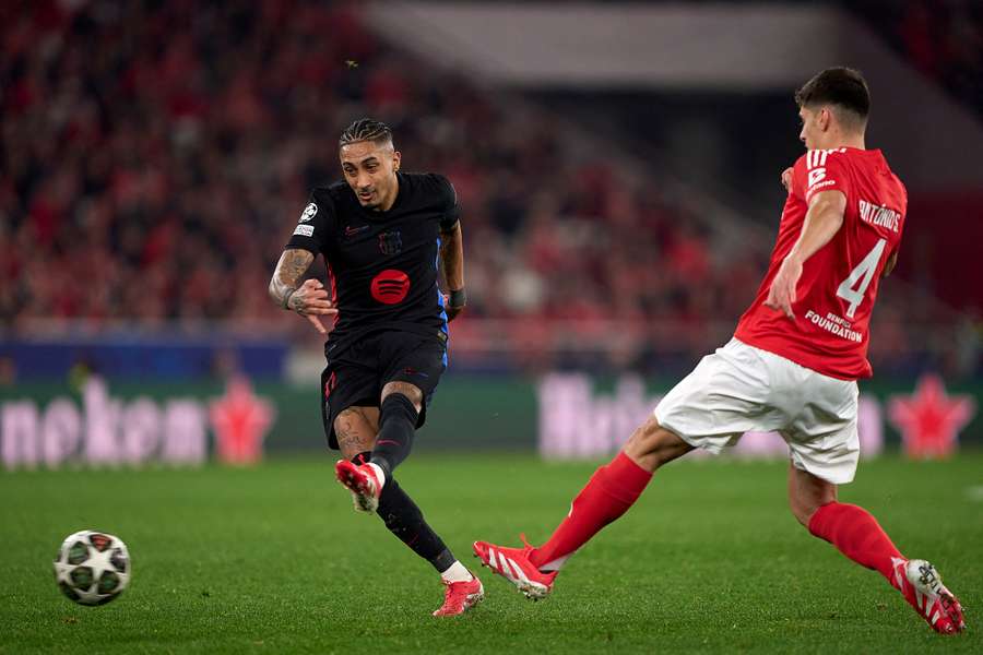 Raphinha dispara a gol ante António Silva