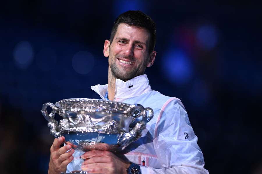 Novak Djokovic met zijn 10e AO-hoofdprijs Novak Djokovic met zijn 10e AO-hoofdprijs