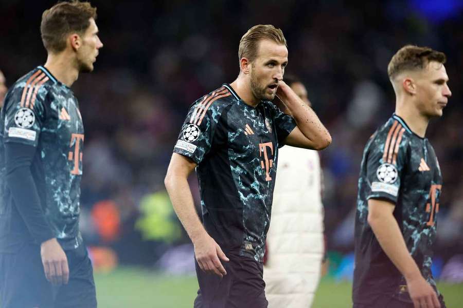 Harry Kane verlaat teleurgesteld het veld na de nederlaag bij Aston Villa