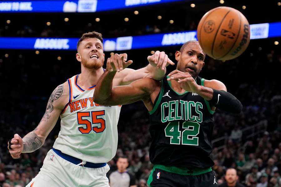 NBA Round-up: Heute oft einen Schritt zu spät – Isaiah Hartenstein (l.) gegen die Boston Celtics.