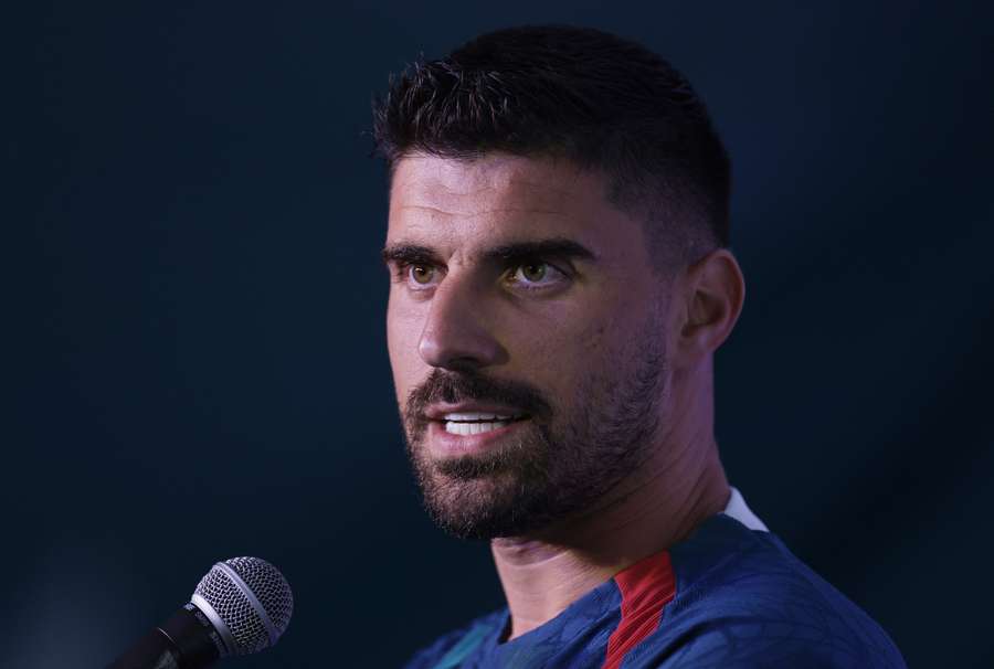 Rúben Neves responde aos jornalistas