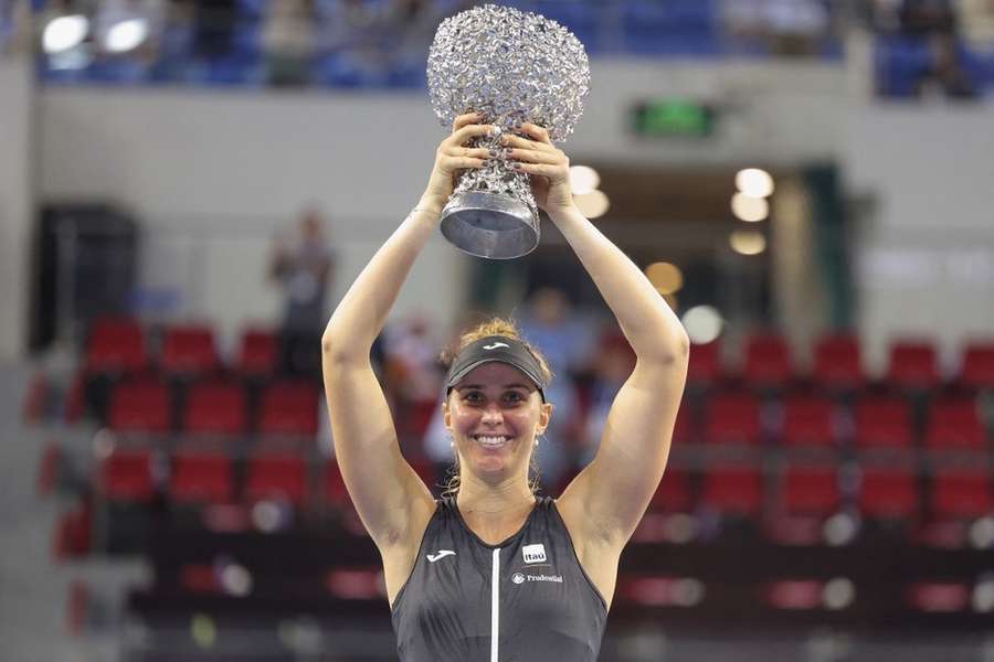 Beatriz Haddadová Maiaová se raduje ze zisku nejcennější trofeje.