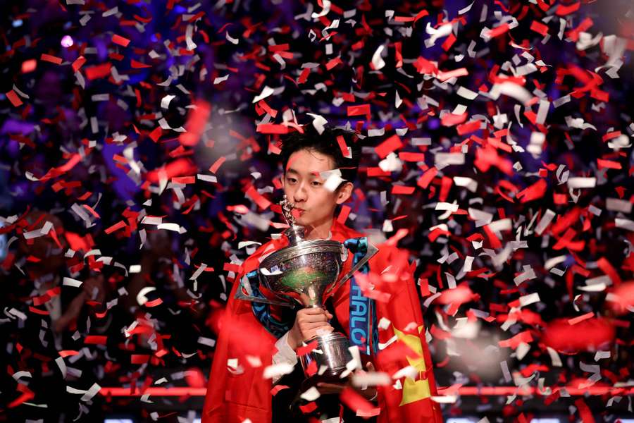 Wu Yize mit dem WM-Pokal.