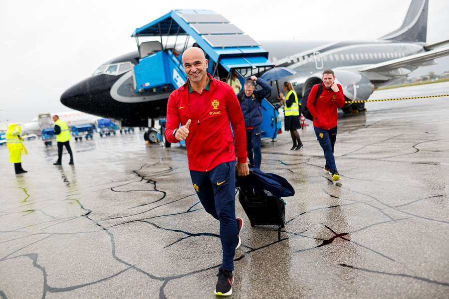 Roberto Martínez, selecionador nacional, e a chuva à chegada à Bósnia Roberto Martínez, selecionador nacional, e a chuva à chegada à Bósnia