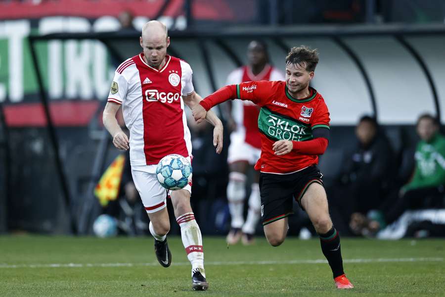 Dirk Proper (rechts) in duel met Davy Klaassen