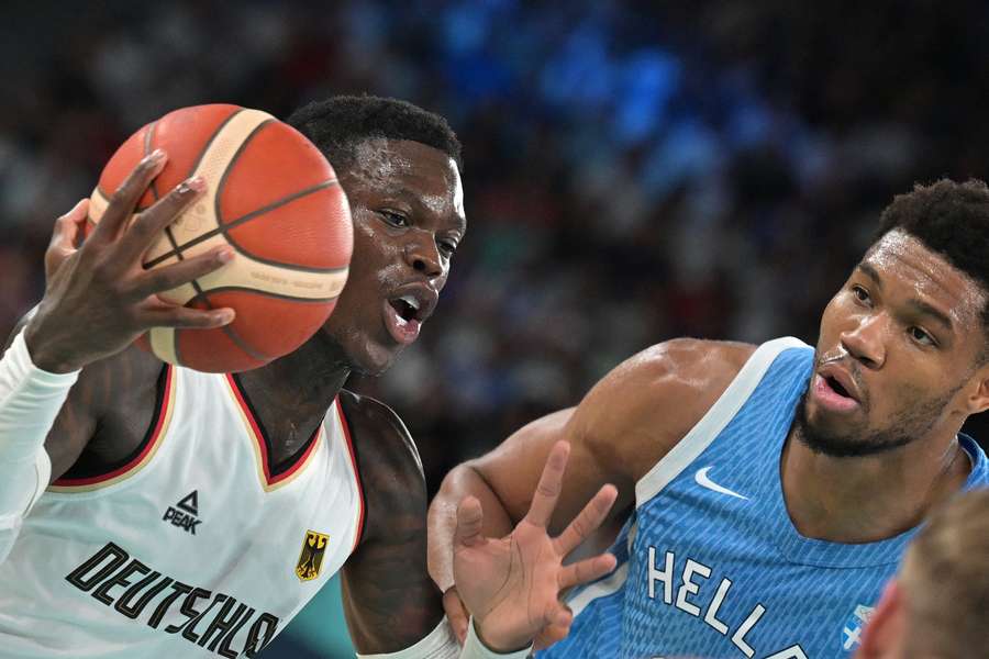 Dennis Schröder (L) in duel met Giannis Antetokounmpo