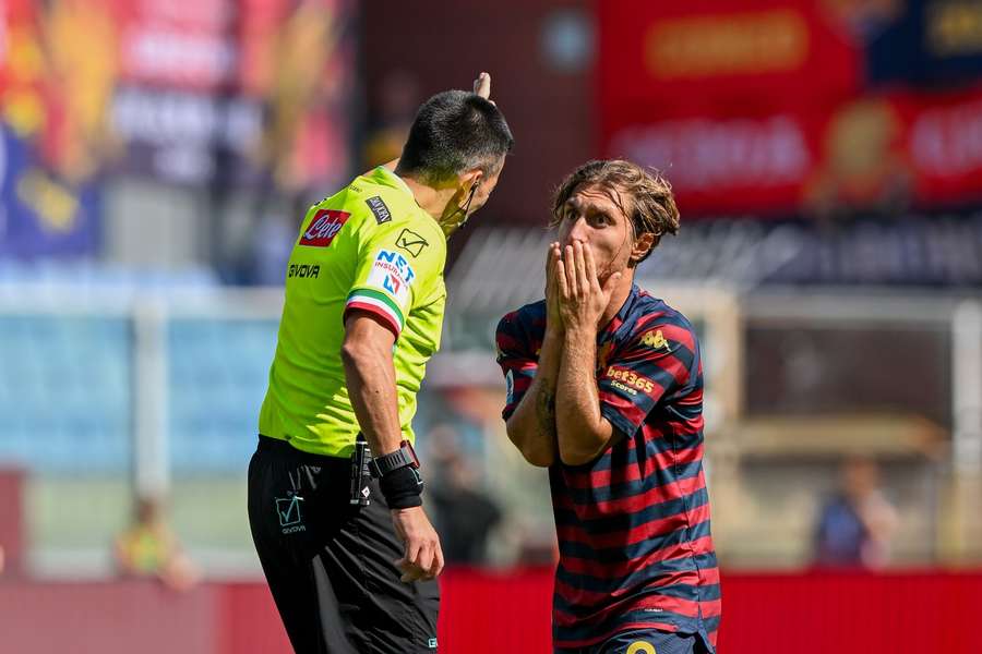 Baldanzi chiede un calcio di rigore Baldanzi chiede un calcio di rigore