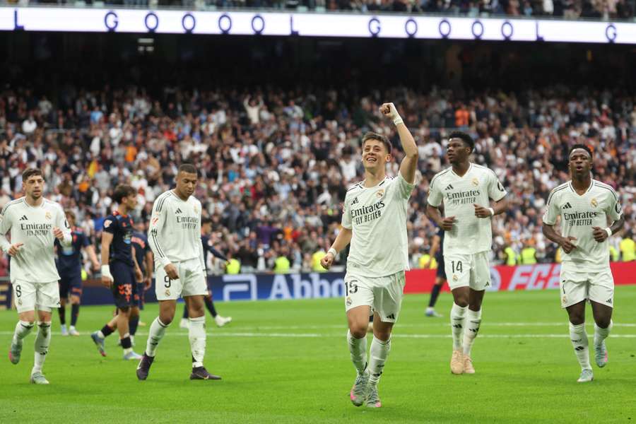 Arda Güler oslavuje branku, kterou poslal Real proti Celtě do vedení 1:0.