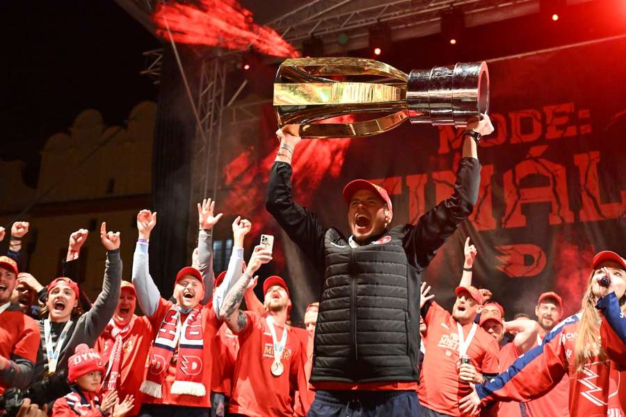 Roman Will s trofejí pro vítěze extraligy.