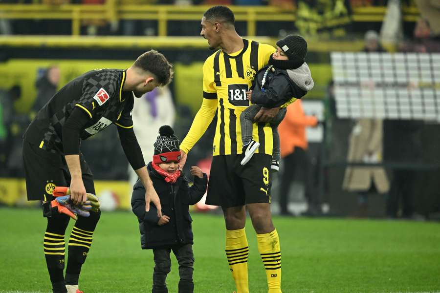 Sebastien Haller genießt den Sieg des BVB gegen den FC Augsburg nach dem Spiel mit seinen Kindern.