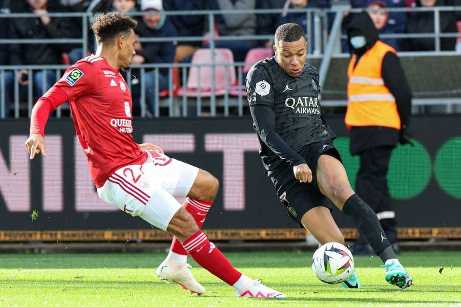 Mbappé face à Lala, lors de la rencontre entre Brest et Paris en première partie de saison. 