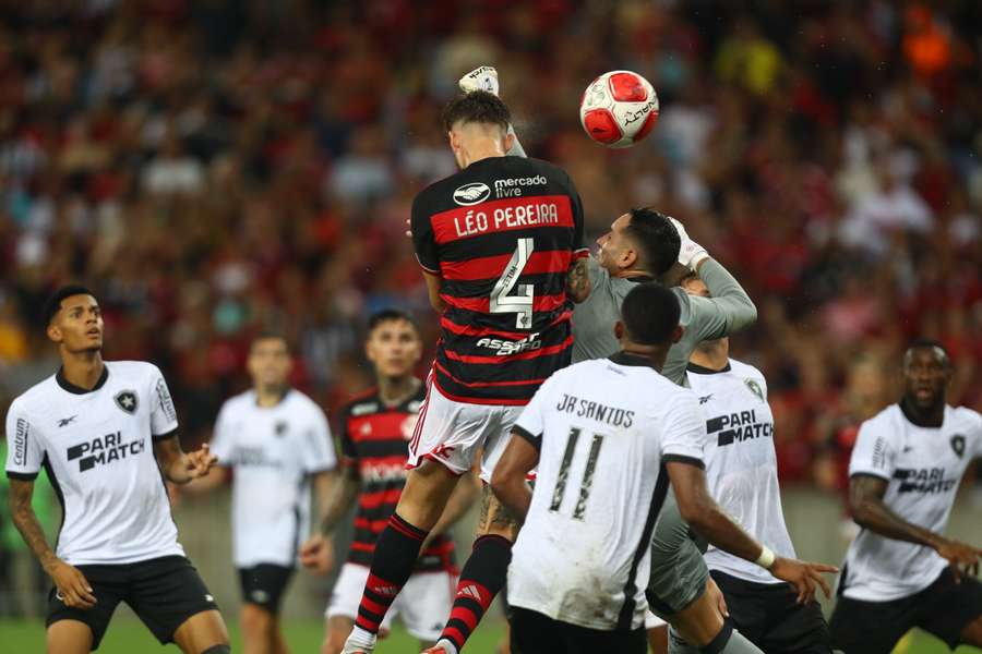 Léo Pereira subiu mais alto que Gatito Fernández para marcar