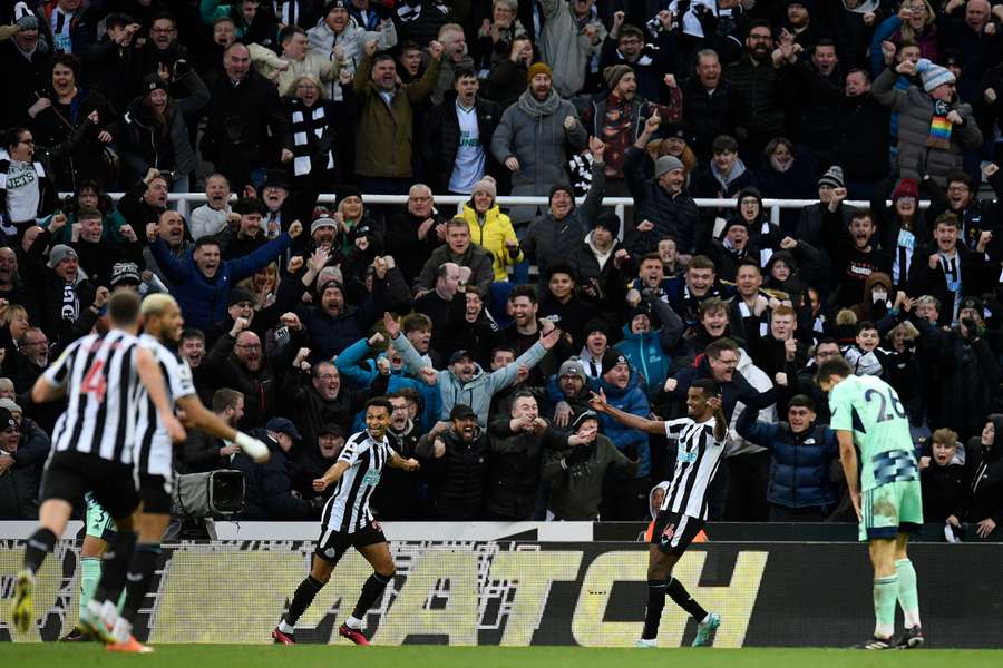 Isak mantém vivo o sonho do Newcastle (1-0), Chelsea recorda Vialli e vence Palace (1-0) Isak mantém vivo o sonho do Newcastle (1-0), Chelsea recorda Vialli e vence Palace (1-0)
