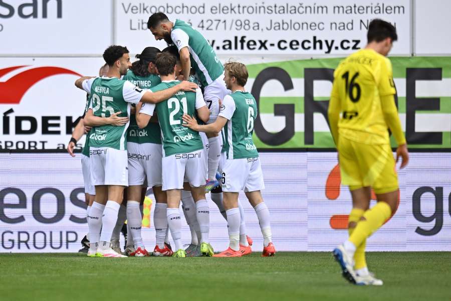LIGA ŽIVĚ: Jablonec vede po rychlém gólu Cedidly nad Sigmou 1:0. Pardubice vyhrály nad posledním Dynamem LIGA ŽIVĚ: Jablonec vede po rychlém gólu Cedidly nad Sigmou 1:0. Pardubice vyhrály nad posledním Dynamem