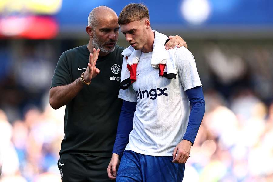 Cole Palmer de la Chelsea discută cu Enzo Maresca