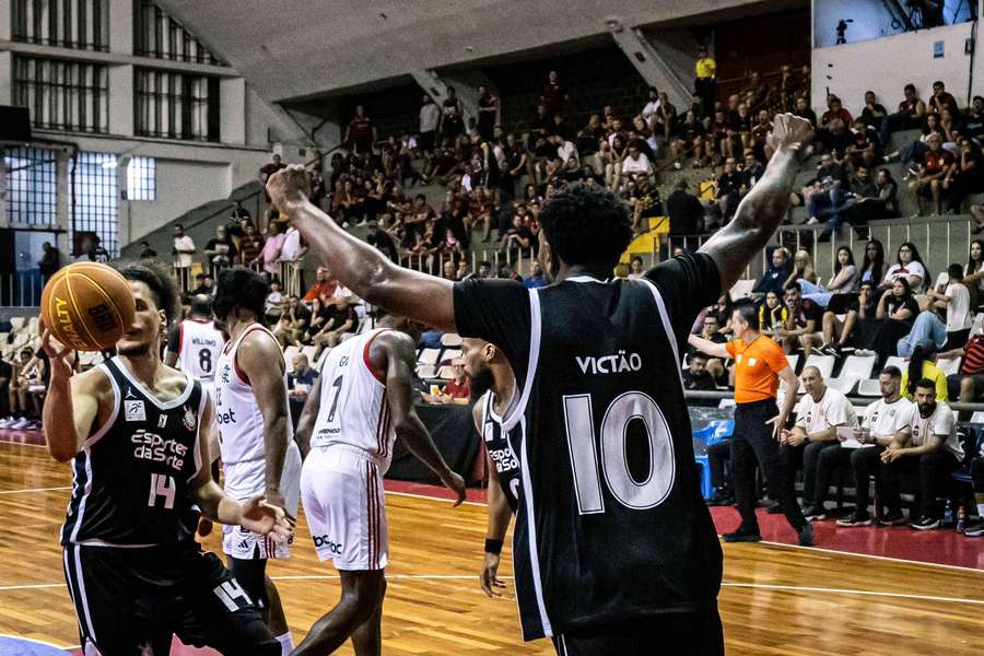 Victão comandou vitória do Corinthians, com 23 pontos