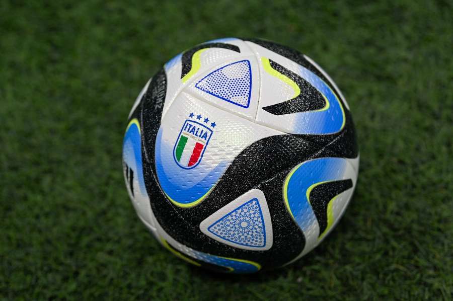 Em Itália, os ucranianos são autorizados a jogar futebol.