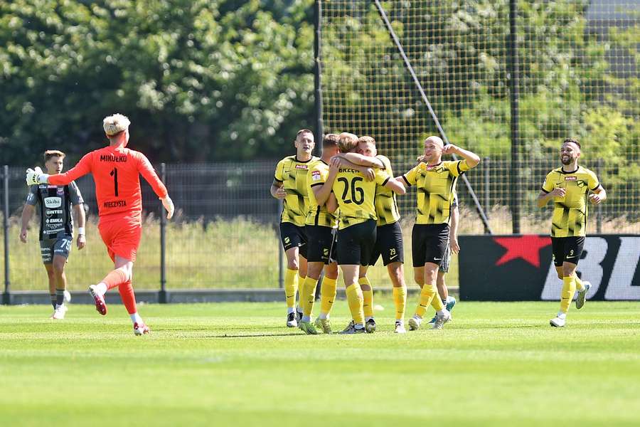 Wieczysta Kraków wygrała finał baraży i awansowała do Betclic 1. Ligi. Efektowny gol Brzeka