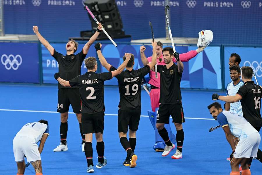 Die deutsche Hockey-Nationalmannschaft hat sich durch einen Sieg gegen Indien für das Olympische Finale qualifiziert.