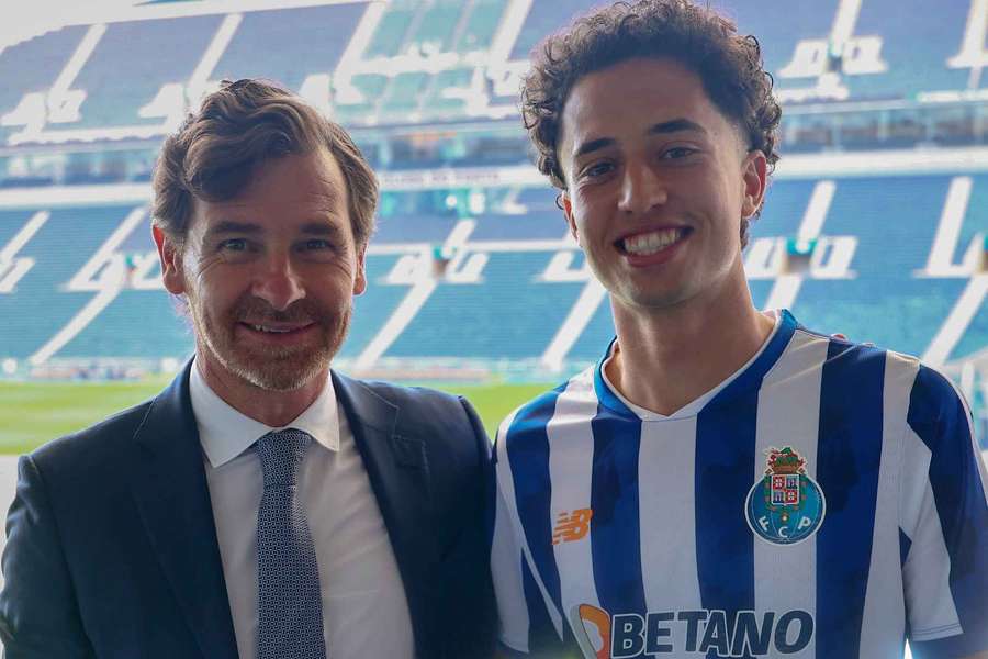 André Villas-Boas na renovação de André Oliveira