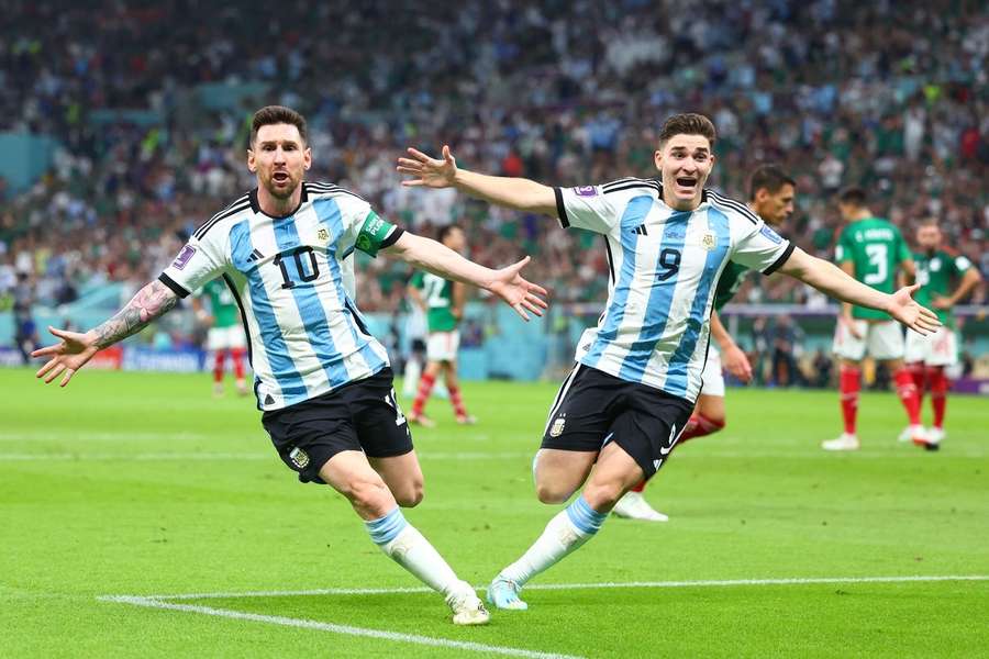 Argentina stemplede ind i VM med to drømmemål i 2-0 sejr over Mexico