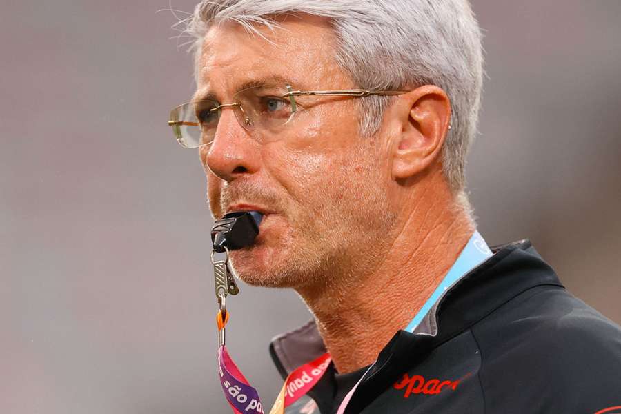 Athletico-PR, de Odair Hellmann (foto), busca vitória na Arena Condá Athletico-PR, de Odair Hellmann (foto), busca vitória na Arena Condá