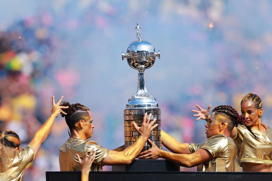 Cerimónia antes da final da Libertadores disputada no Equador