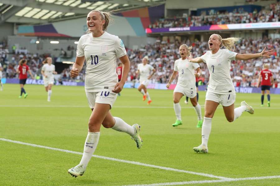Angličanky slaví jeden z rekordních osmi gólů, které na domácím Euru nasázely Norsku.