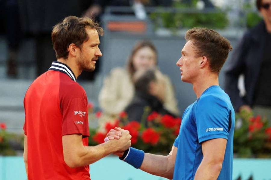 Daniil Medvedev renonce, Jiri Lehecka en demies.