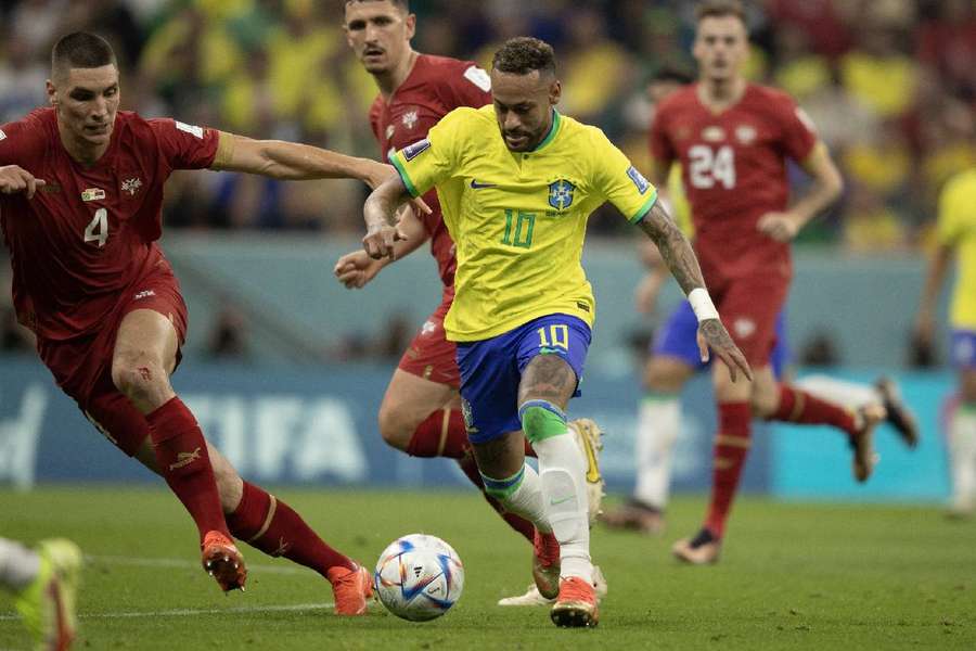 Neymar em ação contra a Sérvia, pela Copa do Mundo do Catar