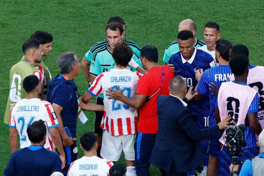 Die Spieler Paraguays umringen den Schiedsrichter Ilgis Tantashev. Die Spieler Paraguays umringen den Schiedsrichter Ilgis Tantashev.