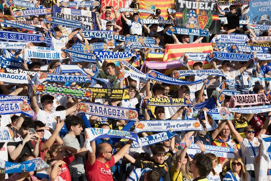 La afición del Zaragoza anima a los suyos.