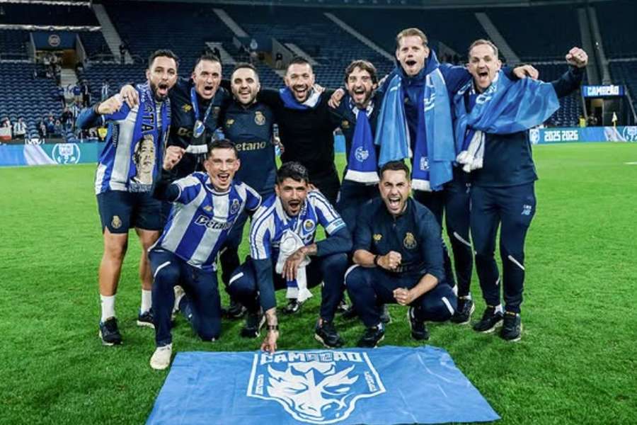 Francesco Farioli com a equipa técnica do FC Porto